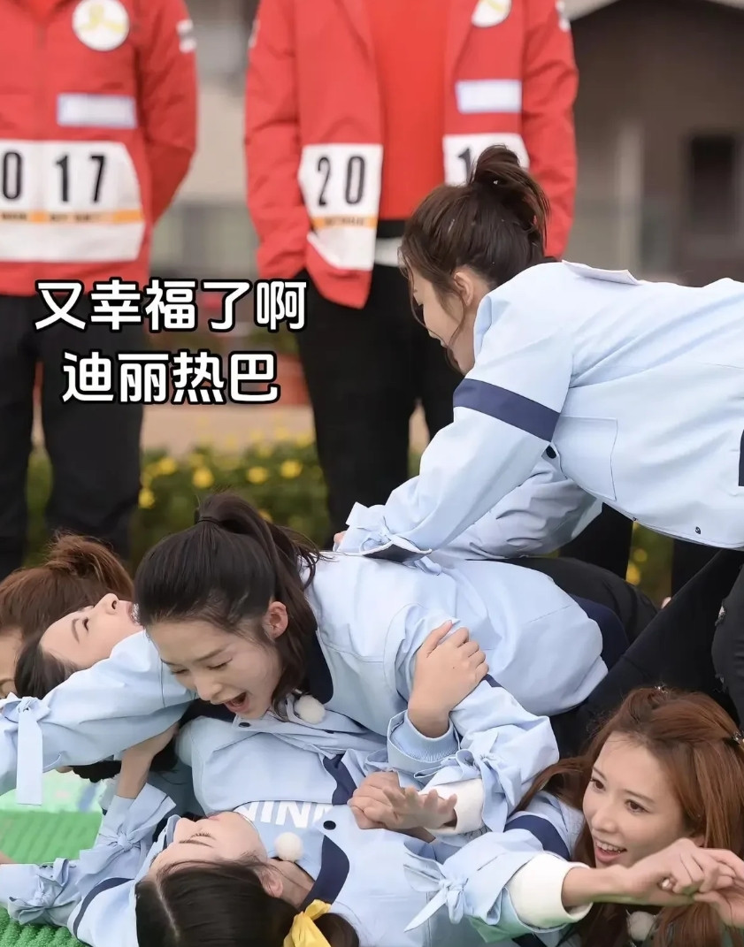 被压在最底下的那个女演员看着好熟悉，你能叫出名字来吗？