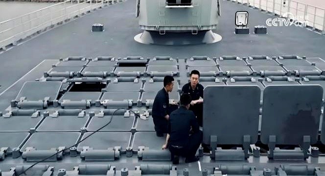055配备200多枚导弹，假如海战爆发，导弹打完了该咋办？说实话，055型驱逐