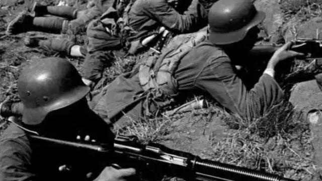 在二战所有参战国的步兵班组中，美军步兵班堪称毫无争议的地表最强火力单位，当时绝大