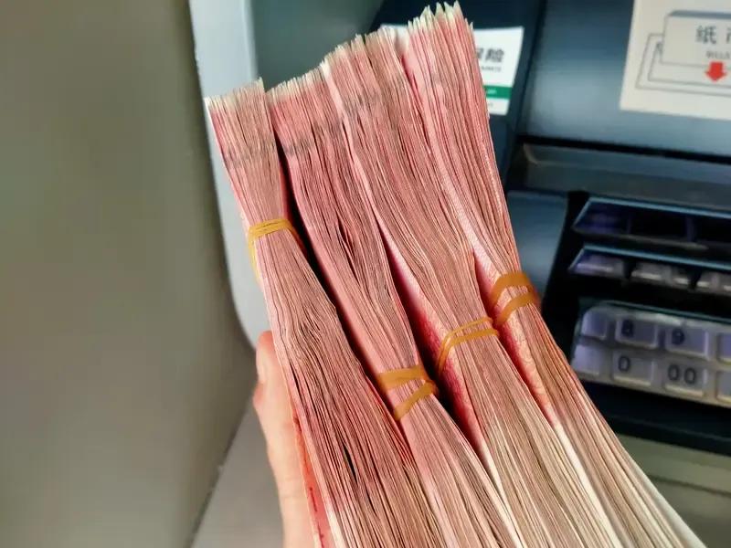 突然意识到每月存1000，只需要每天存33块钱只要你坚持下去，存1000很简
