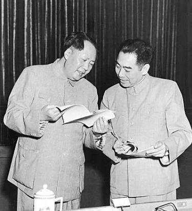 1972年，周总理参观毛主席故居前，给主席打电话：“主席啊！我准备去你家做客啦！