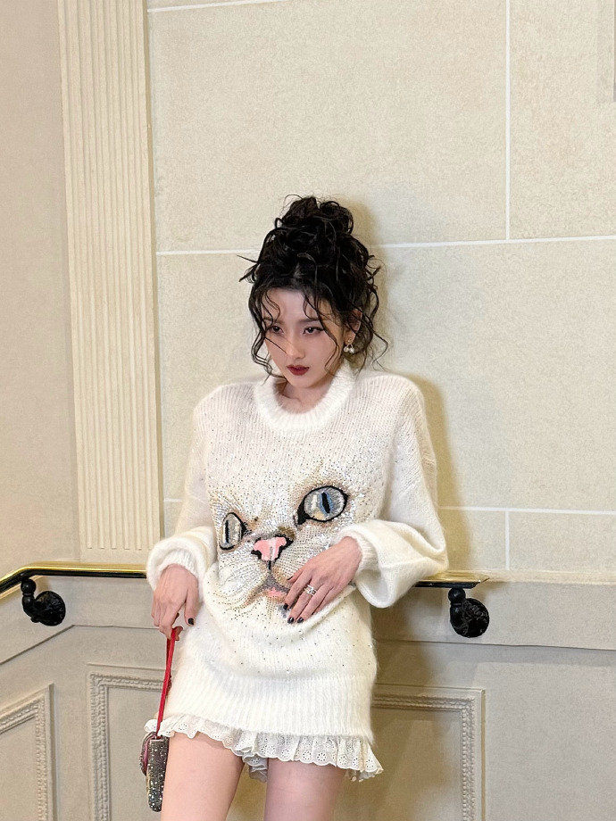 宋祖儿抱狗随拍宋祖儿小猫和小狗宋祖儿慵懒小猫咪宋祖儿抱狗随拍，宋祖儿小猫和小狗