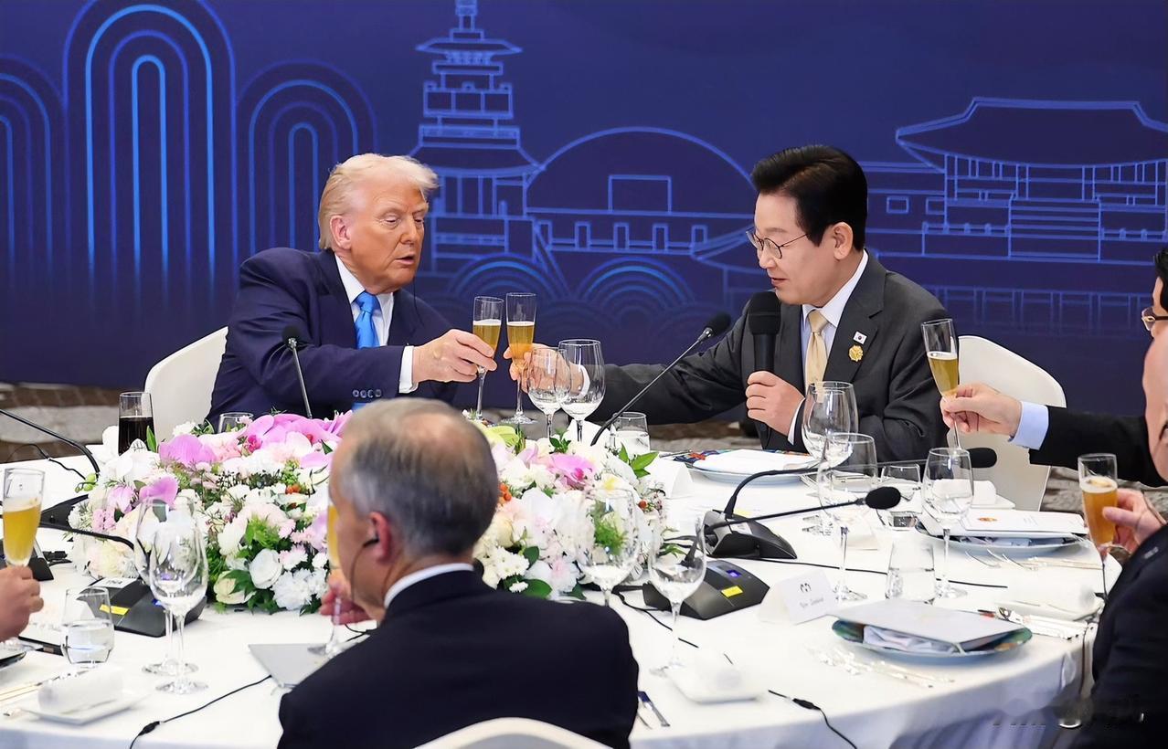 太尴尬了!特朗普在韩国国宴上被曝光根本吃不饱。当地媒体在报道中称,10月29日韩