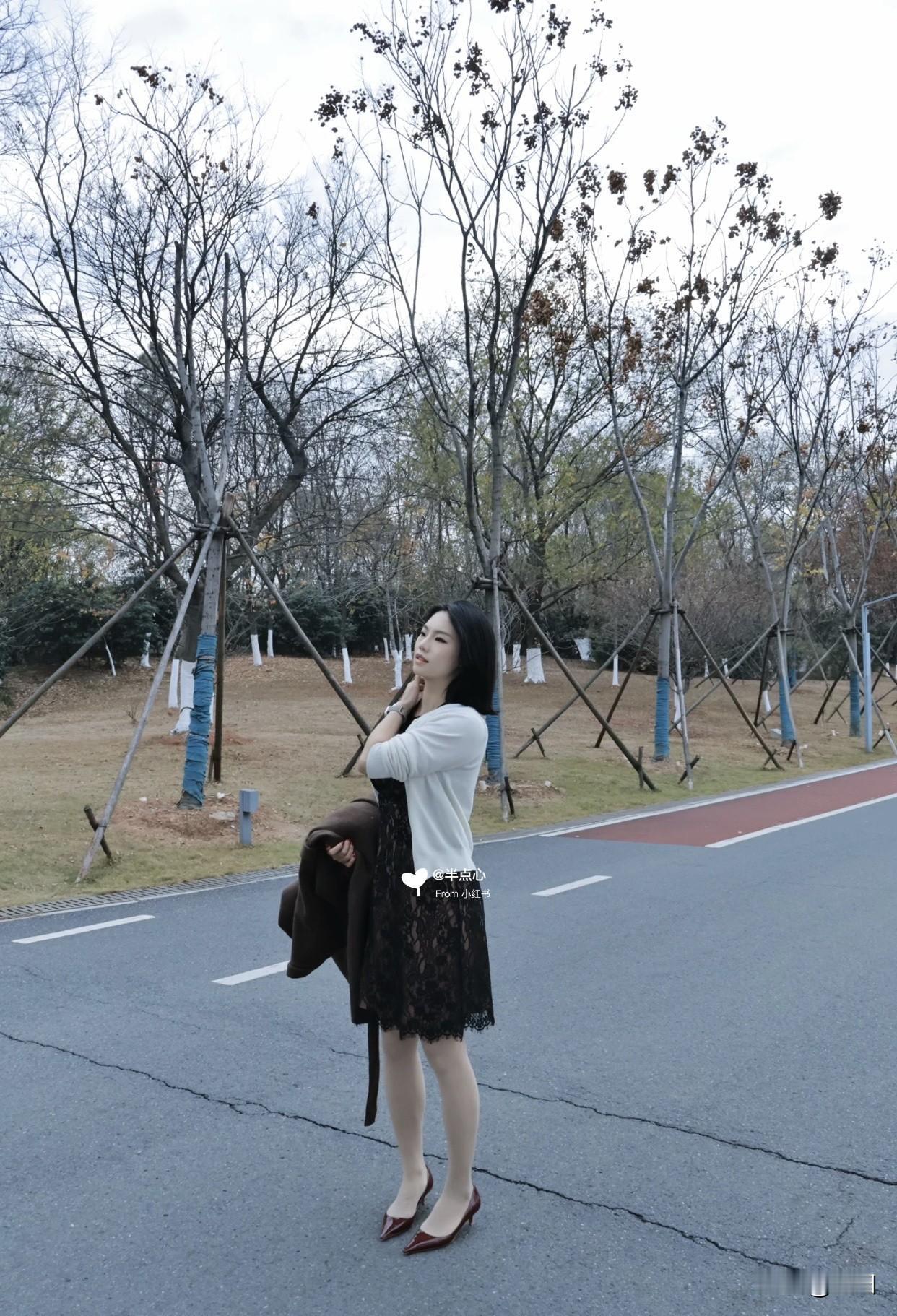 职业装该如何穿出时尚感适当露出肌肤，比如挽起袖子。