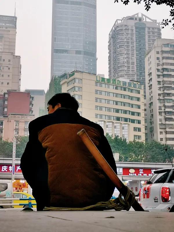 成都人和重庆人有什么区别?成都人和重庆人，那区别还挺明显。先说说话，重庆话像火