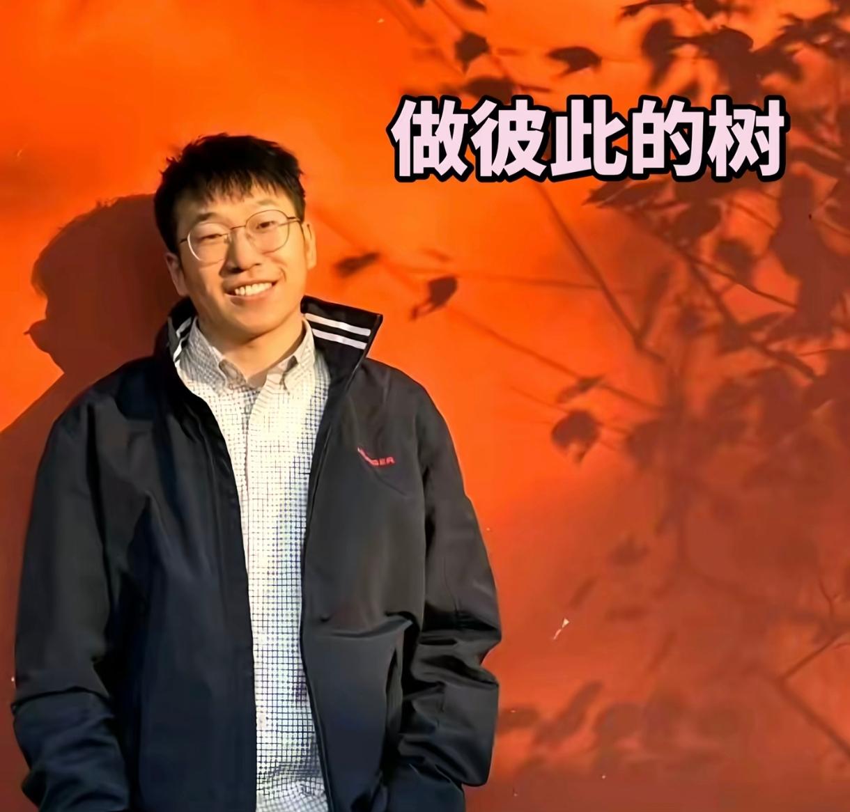 很多网友同情东方甄选原主播石明在北京工作了这么多年还没有买上房子，关键是他把老婆