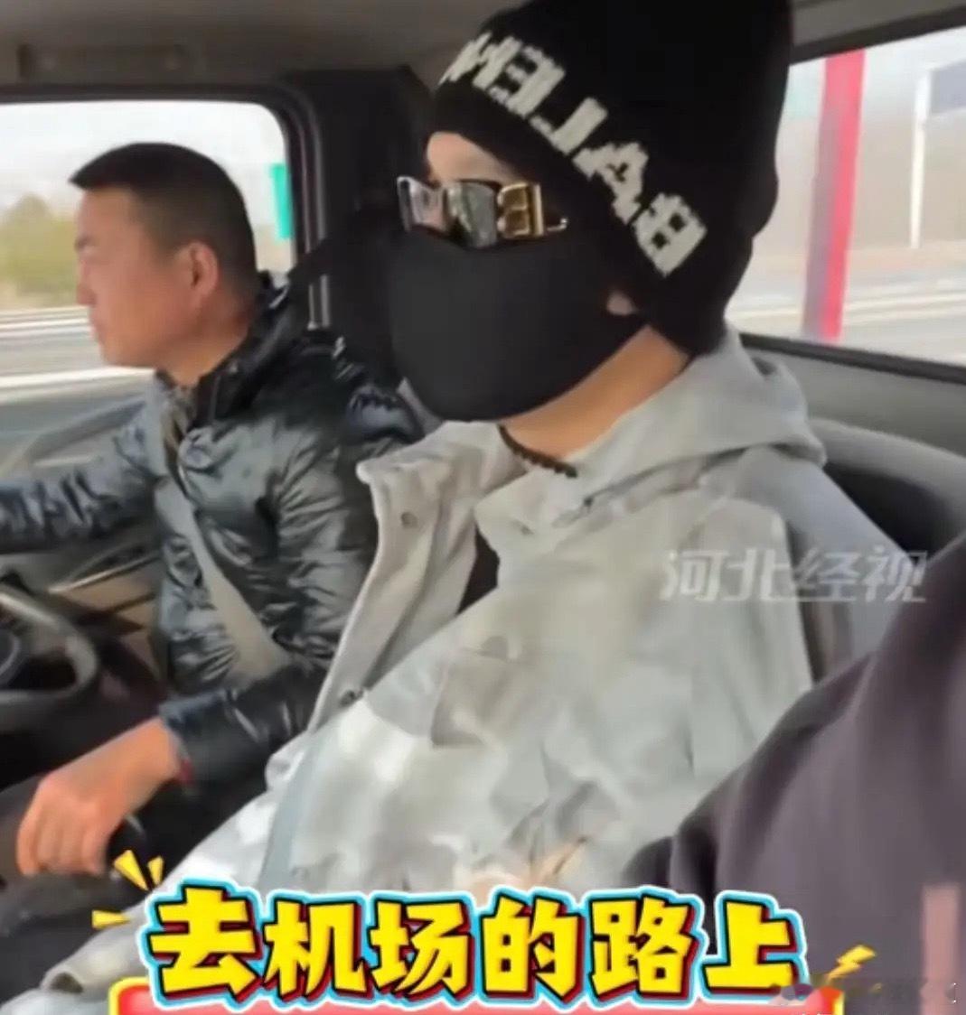 这下黄晓明该郁闷了他都48岁了演了这么多年的戏，没想到出门在外货车司机不仅不认识