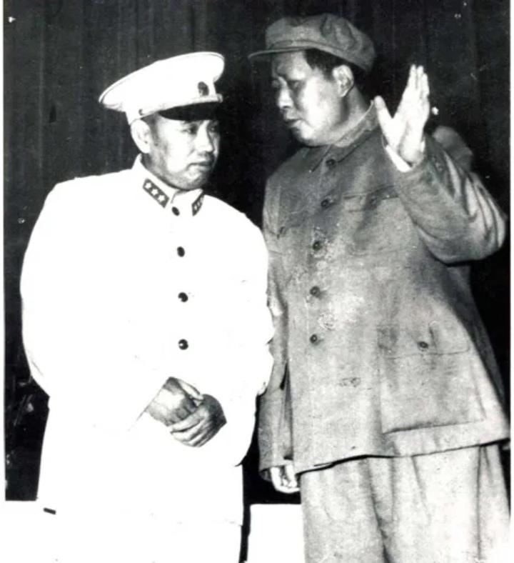 许世友执意追责三人，毛主席一番话点醒固执老将。一对并肩征战半生的老战友，一段