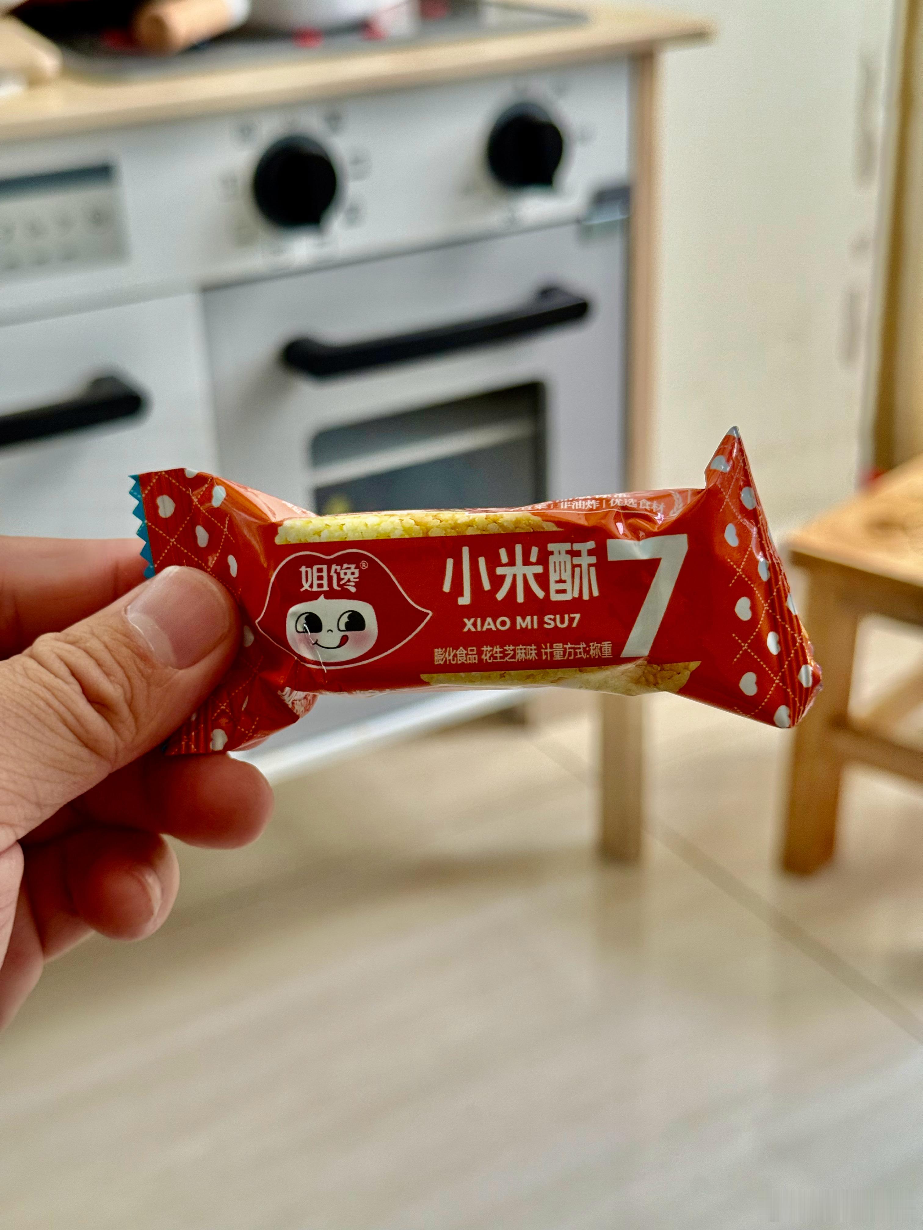 一直爱借势的品牌，没想到也被同胞借势了，完美闭环了。零食小米酥的包装颜色也按照