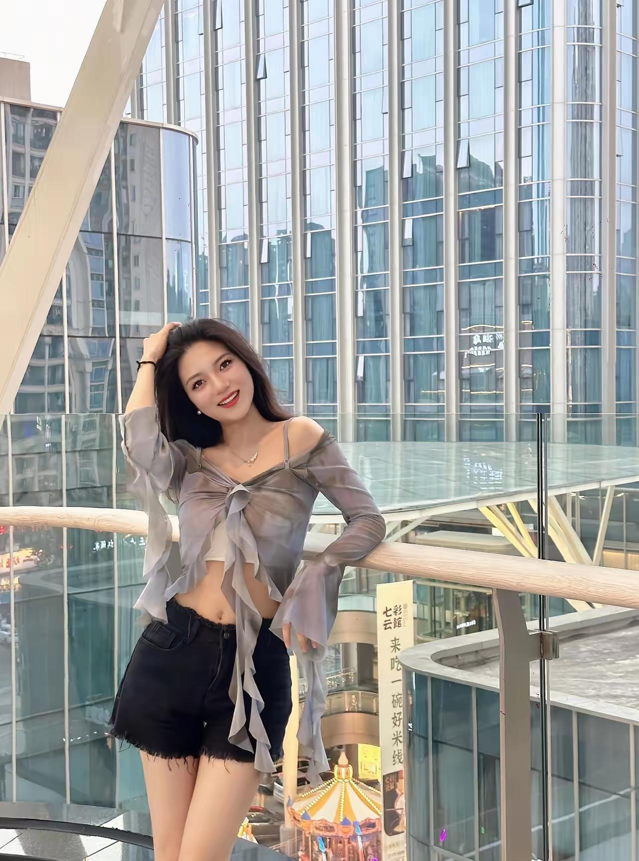 都市时尚少女，玻璃幕墙前摆pose，轻松自在，享受阳光。