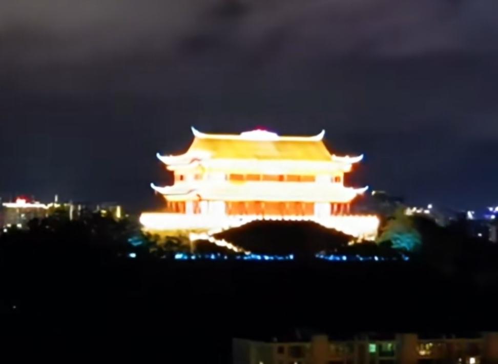 福州镇海楼的灯亮了！当地老百姓说，台风“巴威”又该拐弯了。福