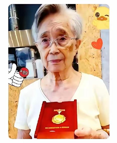 感人！杜聿明女儿公开大陆寄来抗战纪念章金秋时节，台北《红尘无痕——杜致廉女史