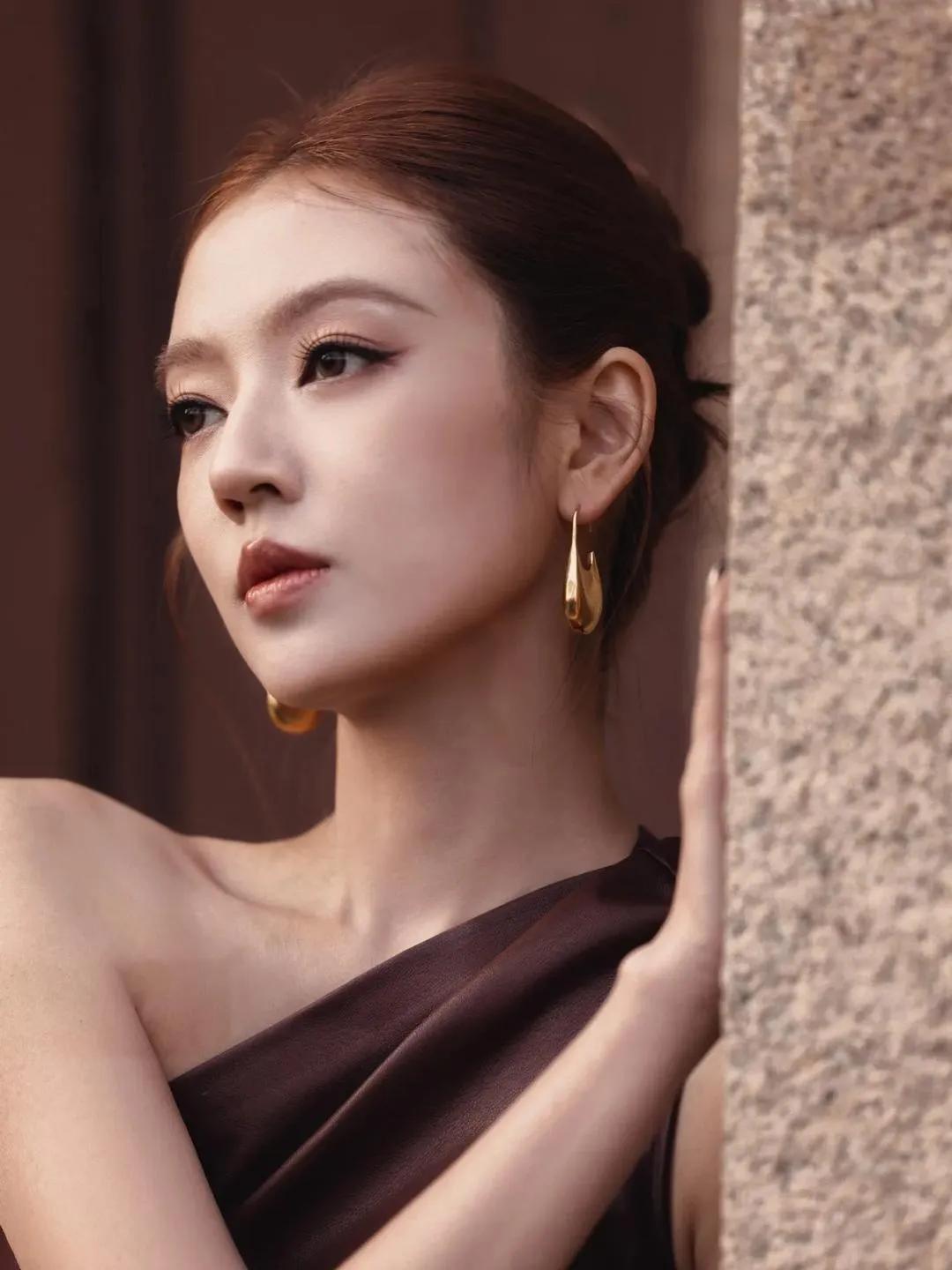 何瑞贤这状态也太绝了！酒红皮裙勾勒曼妙曲线，冷艳又性感✨从《以家人之名》到《墨