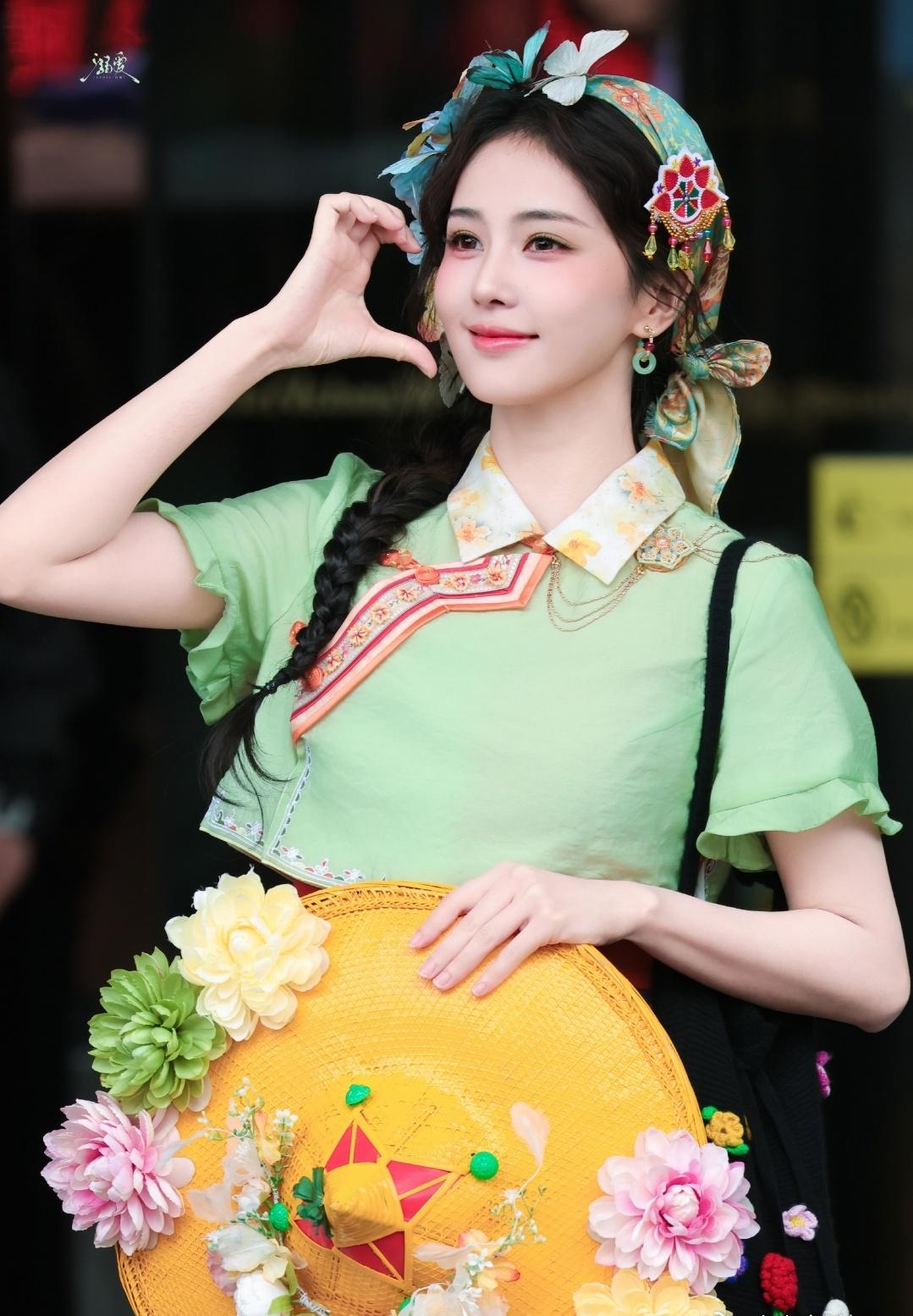 白鹿超话bl白鹿奔跑吧首期尽力了bl白鹿现在真的是海水菠萝了bl白鹿bl