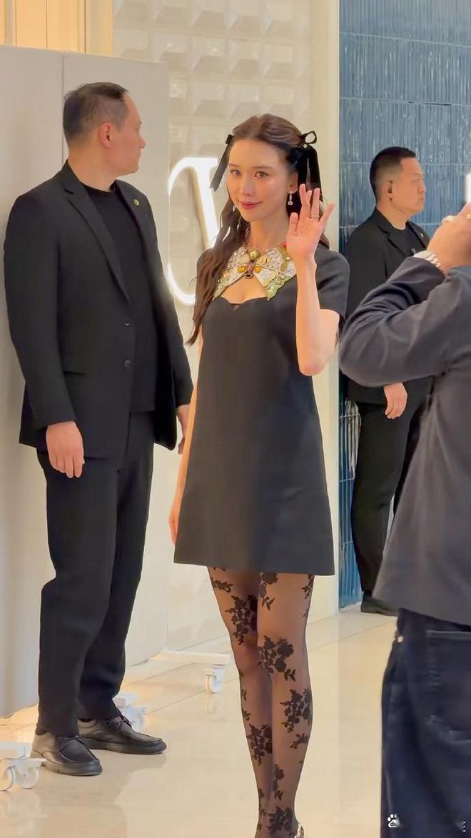 林志玲生娃后变成“大号水蜜桃”！穿镂空短裙+黑丝袜，50岁又美又欲！