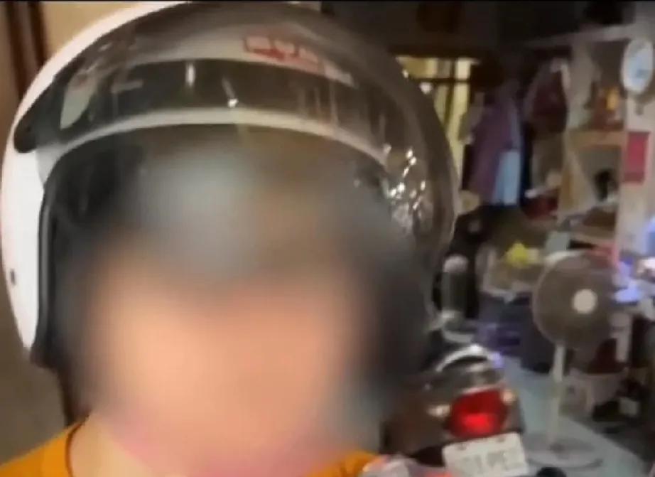 台湾省一位大姐说：“我是中间选民，我不是什么蓝啊！白啊！绿啊！老娘我的第一票就是