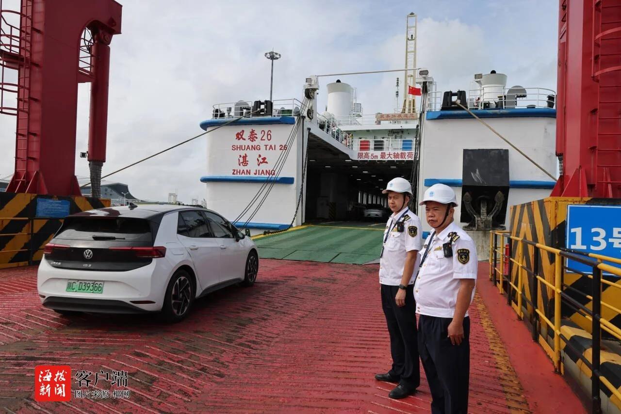 疯了！63万人次涌过琼州海峡，新能源车直接飙涨131%。据海口海事局数据，国
