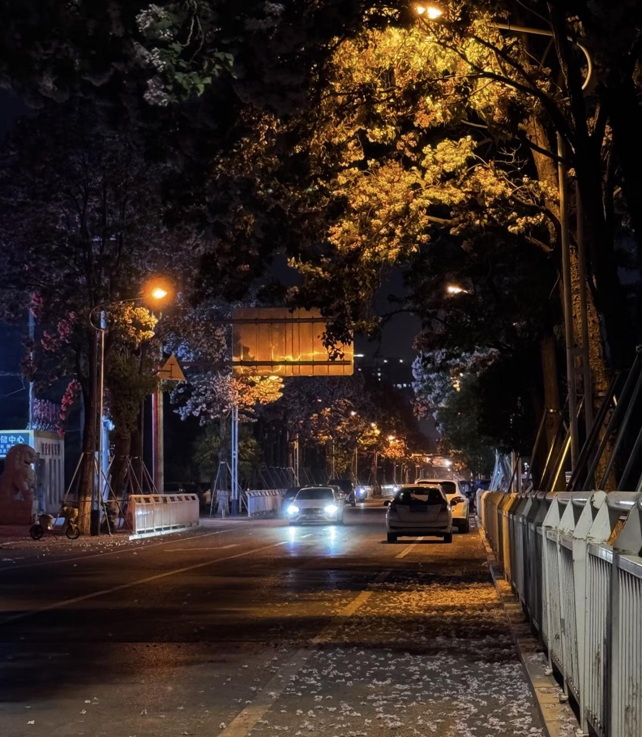 两个人如果能真正建立亲密关系，并且走得长久，表面看往往是互补，本质上其实是同一类