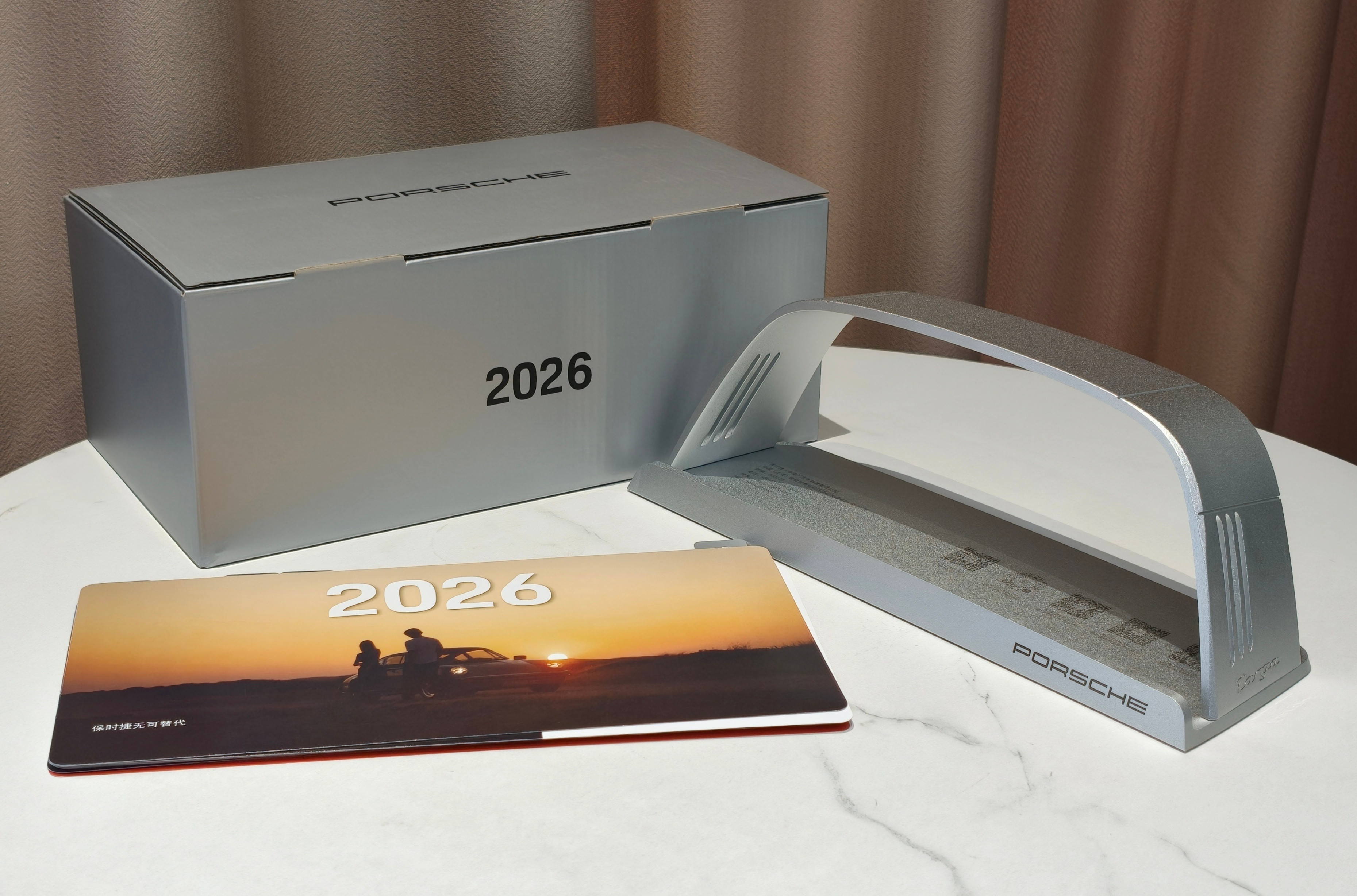 各位冠军新年好！保时捷Targa防滚架造型台历给大家准备好了！关注评论就行！欣