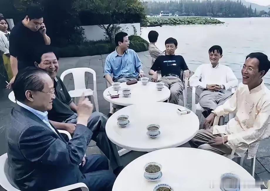 这张西湖论剑的老照片，定格了2000年的瞬间，充满时代韵味。当年阿里在行业中并不
