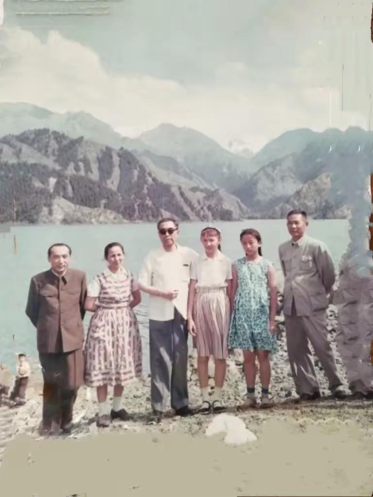 1965年7月，周恩来总理出访途经新疆考察，在天山天池留下珍贵合影。右一为时任新