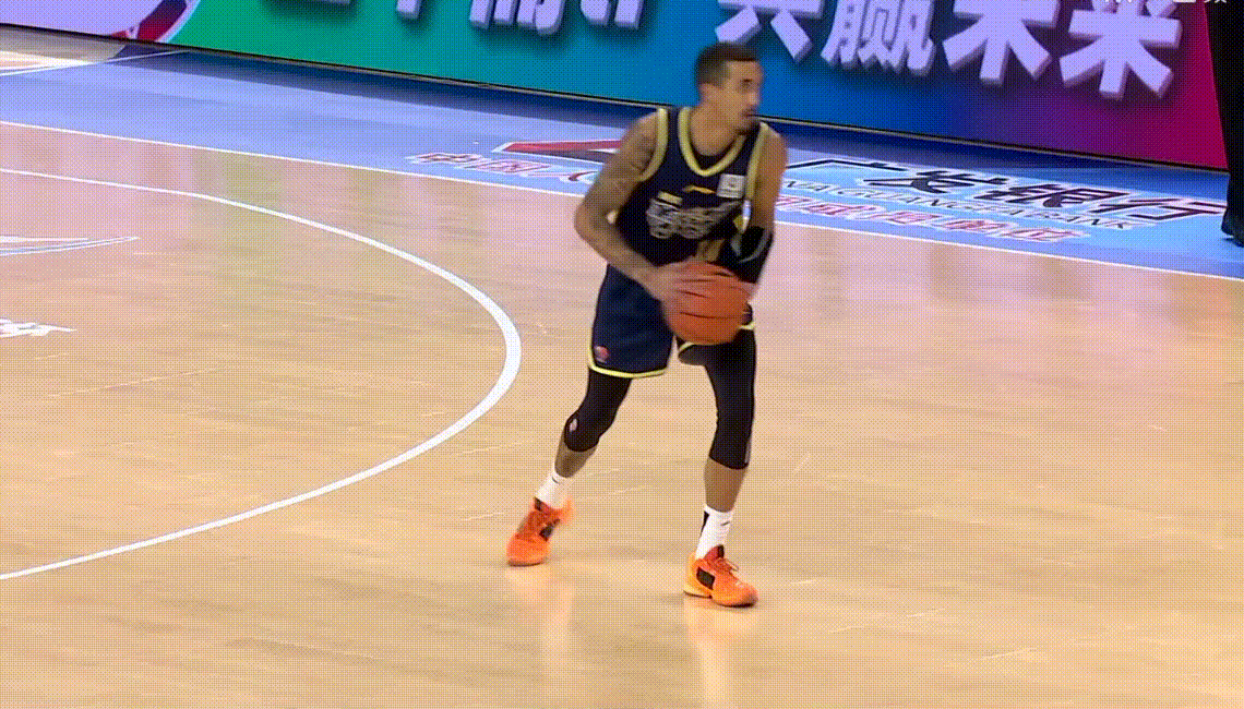 半场4中4得分全队最高，王洪泽真香啊！这场还把握住了一记空位三分，这哪里像18岁