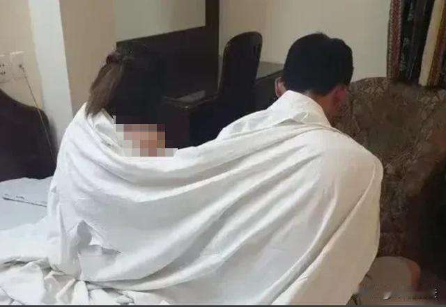 贵州，一出租屋内夜里总是传出男女的声音，这让附近居住的老人家难以入眠。原来，这俩