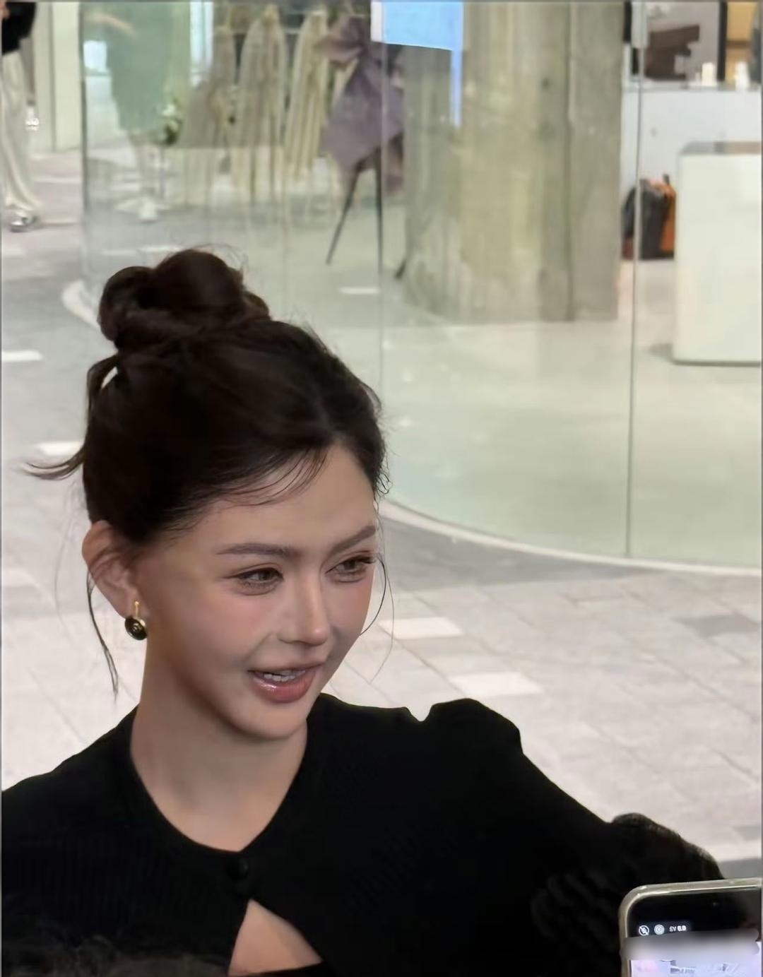 韩安冉线下逛街生图状态，造型和穿搭都很时尚，就是妆容有点一言难尽，大卧蚕太抢镜。