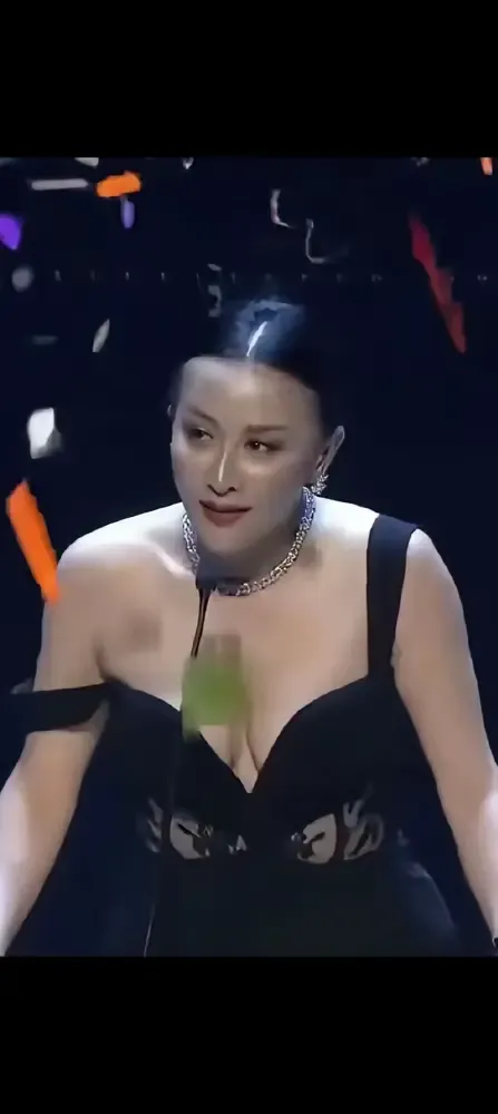 刘嘉玲生图炸了。透视装，腰粗了一圈，背厚了，鼻梁还透光。一堆人拿她和2015年MetGala比。那年
