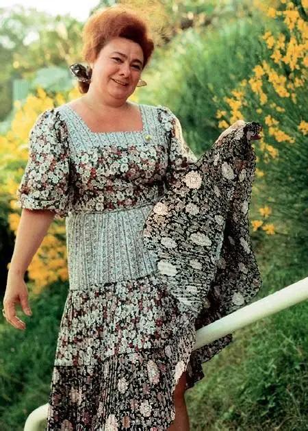 1990年代初，莫斯科某别墅内，年过六旬的勃列日涅夫之女加林娜，在家庭聚会上醉态