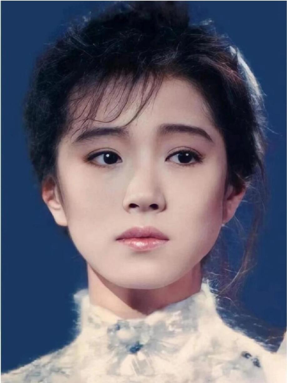 她的长相放现在也吃香吧？幼态甜妹脸，偏带清冷破碎感刷到这位的长相，忍不住想