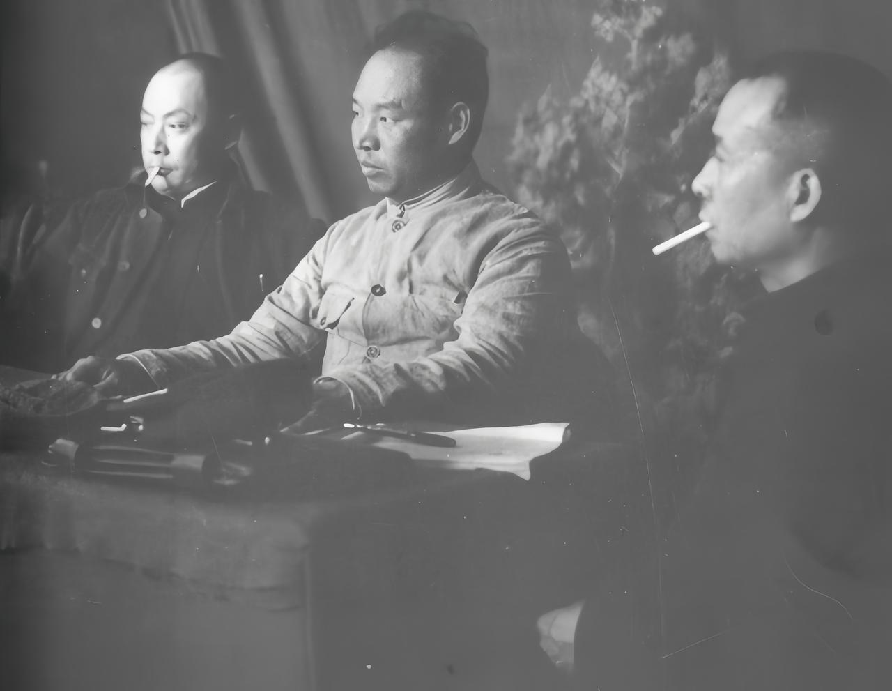 1945年七大在延安召开，这是会场的一角。这三个人看上去自信从容，有一种舍我其谁