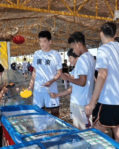 王洪泽这孩子不仅球商高，情商也高，🐴早早就准备着付💰~~广东宏远​​​