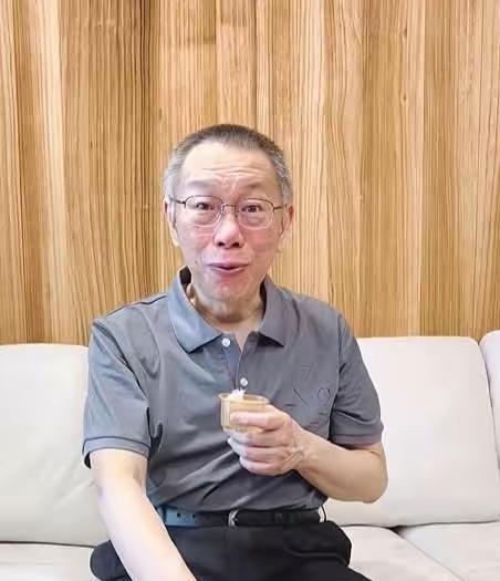 柯文哲新照柯文哲的最新造型充分表明政治是残酷的，一个意气风发的人