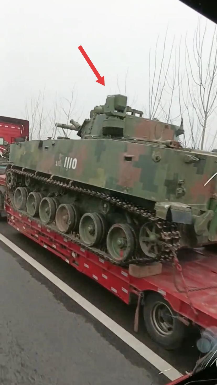[呲牙笑]“老装备焕发新活力”——炮塔上安装的是什么新型装备？反无人机榴弹系统？
