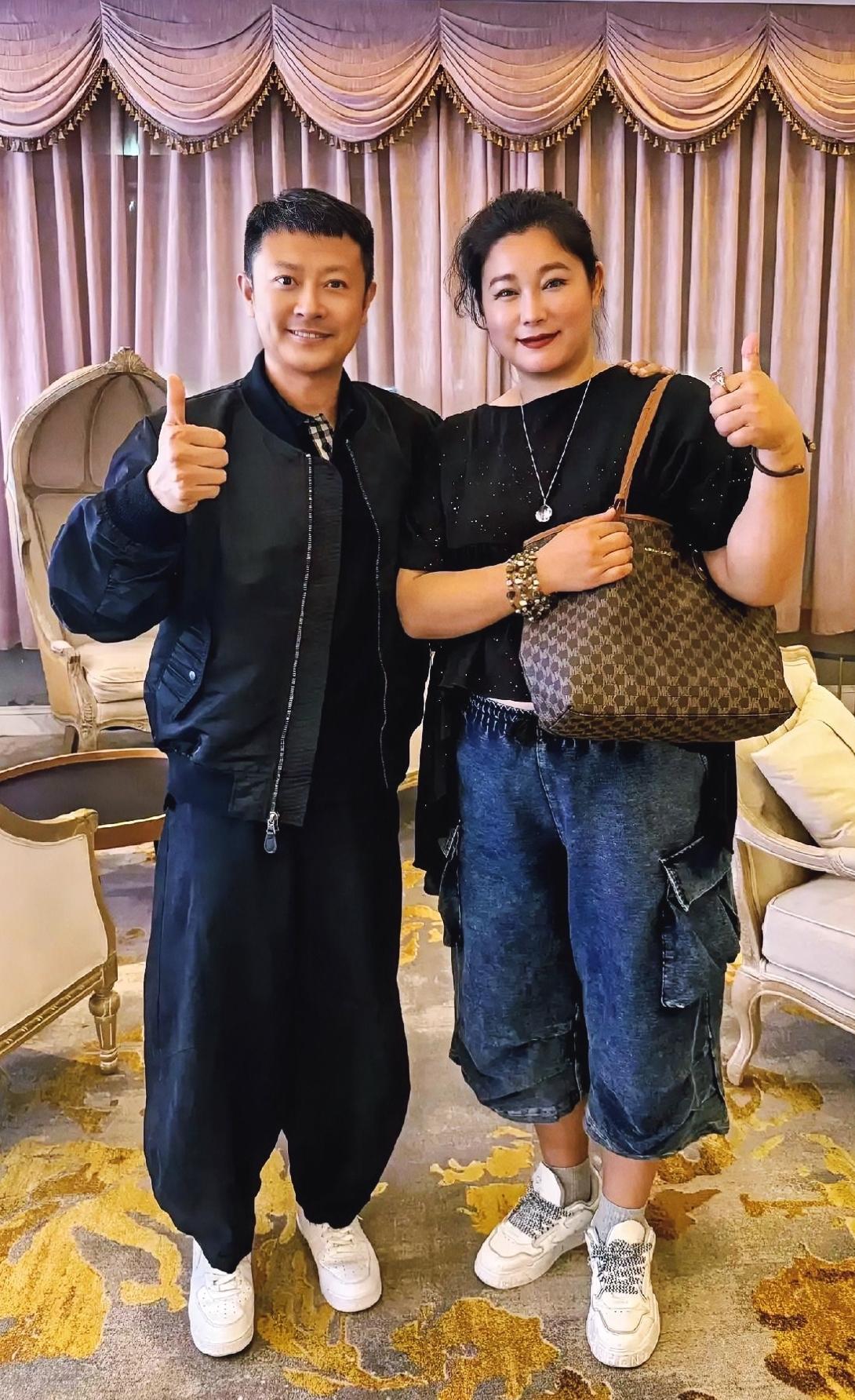 10月2日，@于娜、@印小天23年后再相聚，差点儿没认出来。最后两张是23
