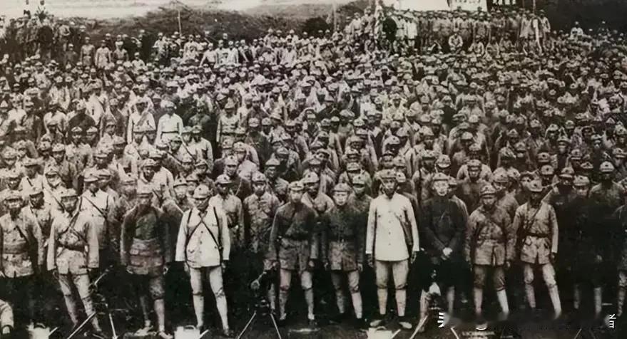 1937年，甘肃庆阳一座不起眼的小镇，屯字镇，一位身着破旧布棉袄，看起来面容憔悴