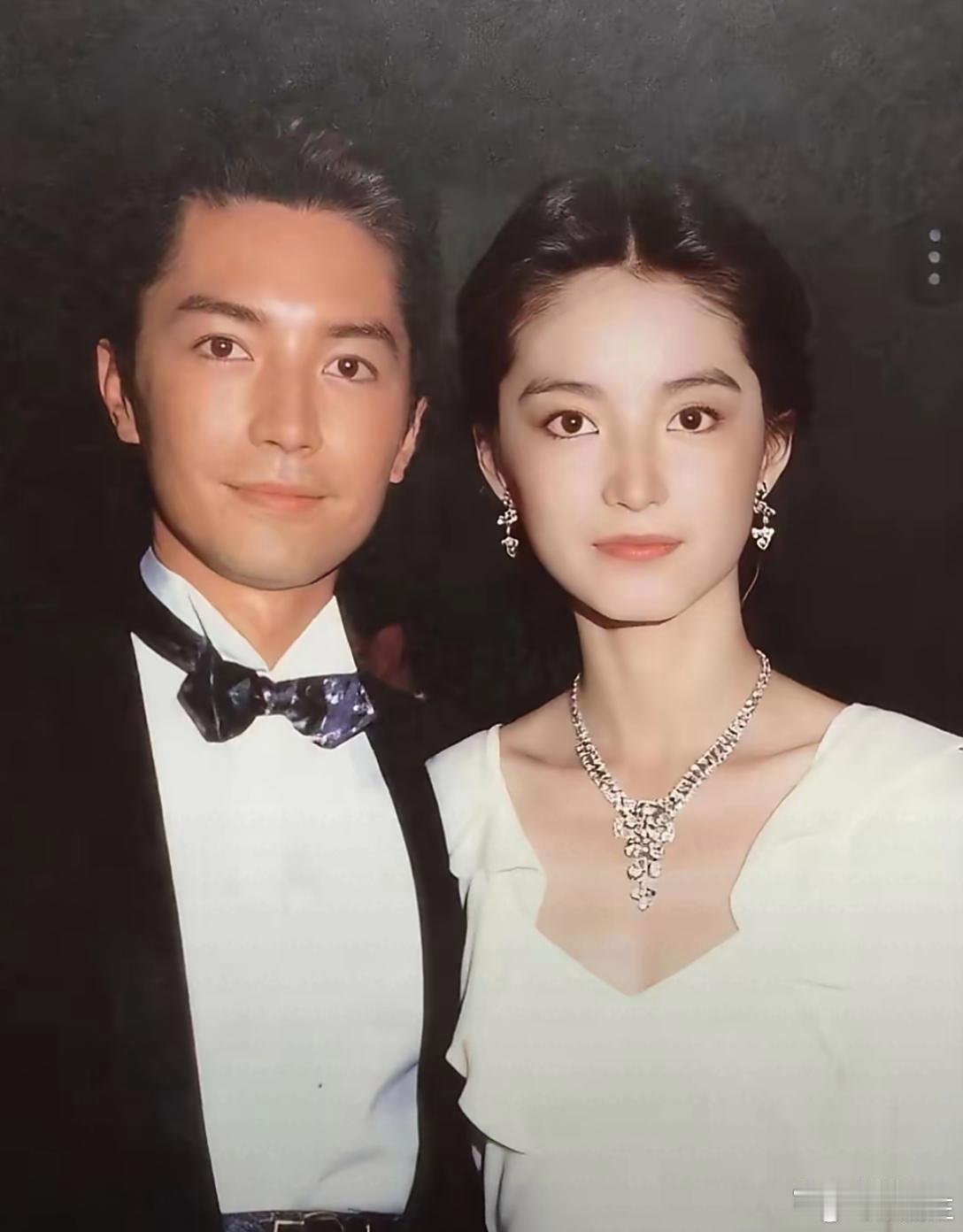 尊龙和⁠林⁠青霞年轻﻿‏时﻿的合‍‌照，看着⁠‏真叫‎‍一个养眼‎，颜值太能打了