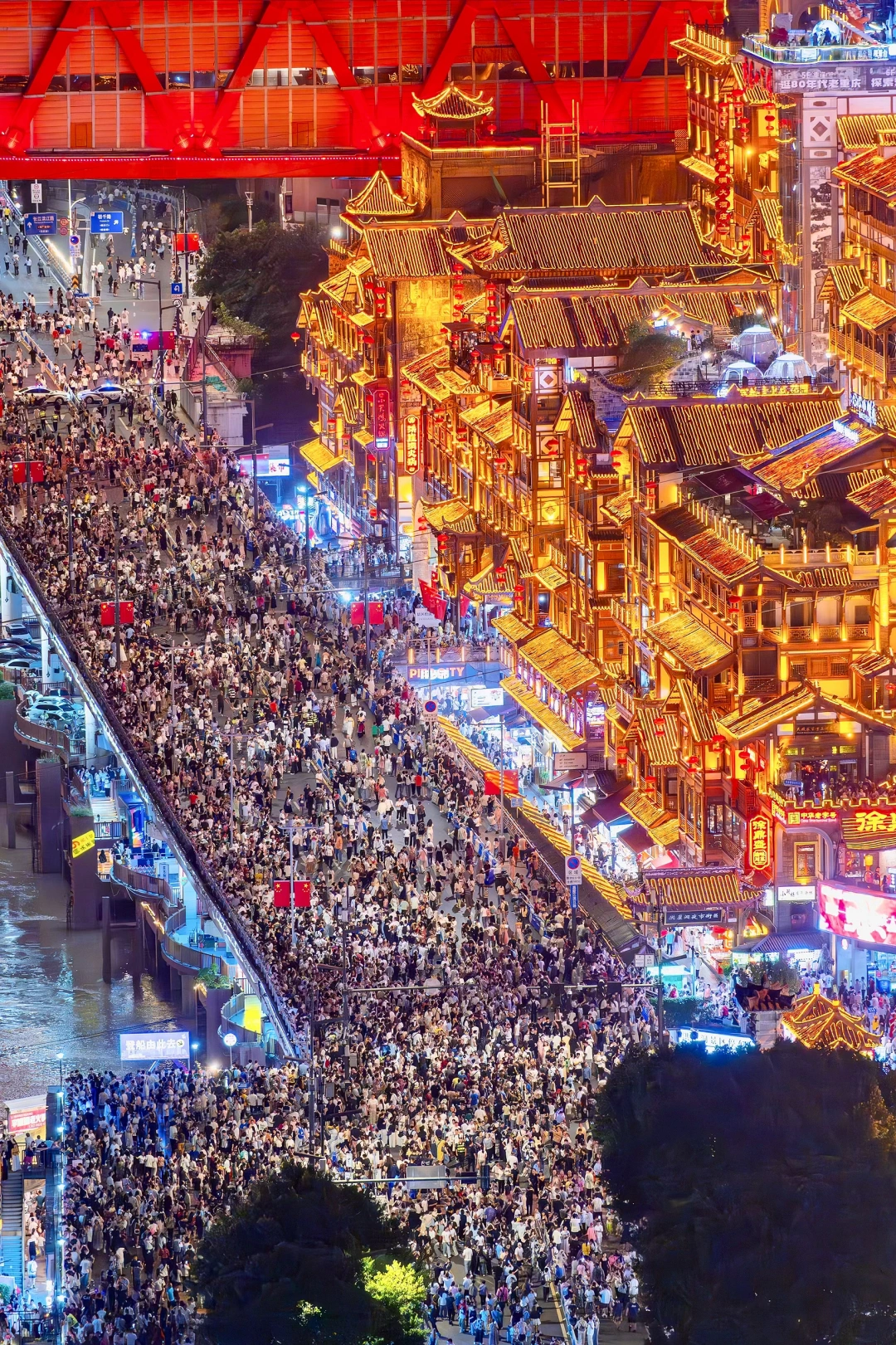 重庆的夜，被全国人民🔥“攻陷”了