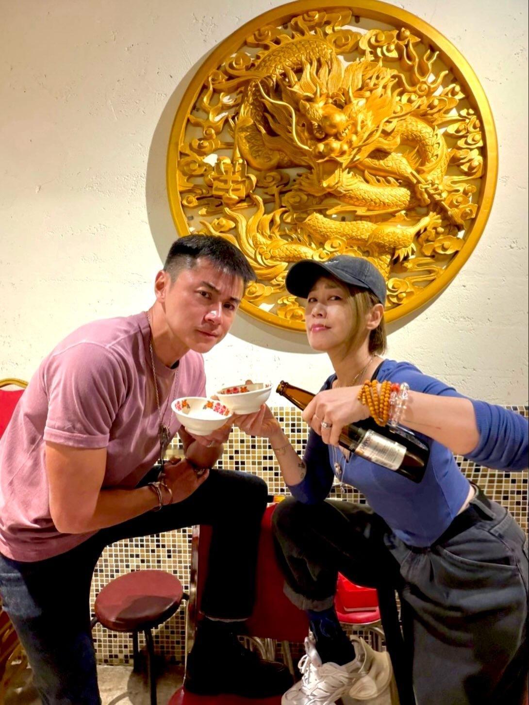 黄浩然与太太庆祝结婚20周年