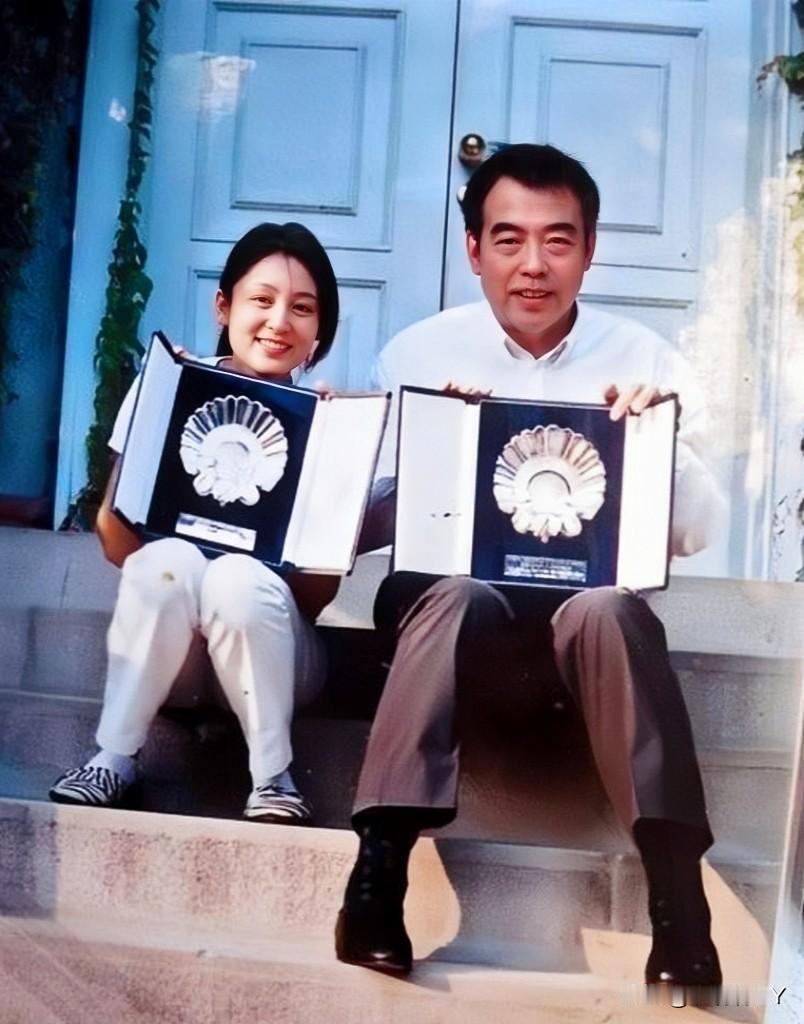 这张照片定格了1994年，26岁的陈红与42岁的陈凯歌热恋期间的经典瞬间。那时陈