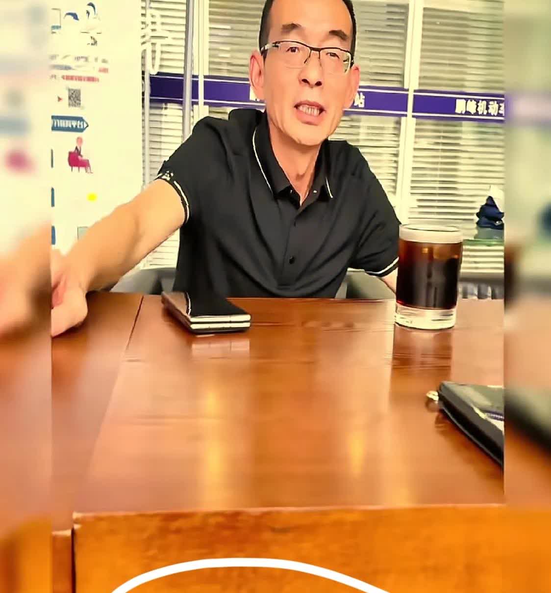 老谢这是跟前妻杠上了呀！跟许健华暗暗的较上劲了[笑着哭]许健华最近的一