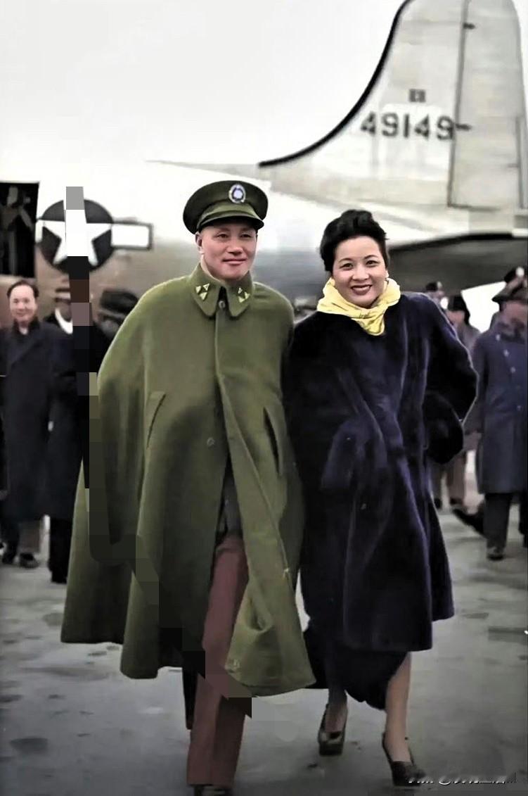 1947年，蒋介石和宋美龄乘专机抵达延安。两人手挽手走下飞机，脸上挂着满满的笑容