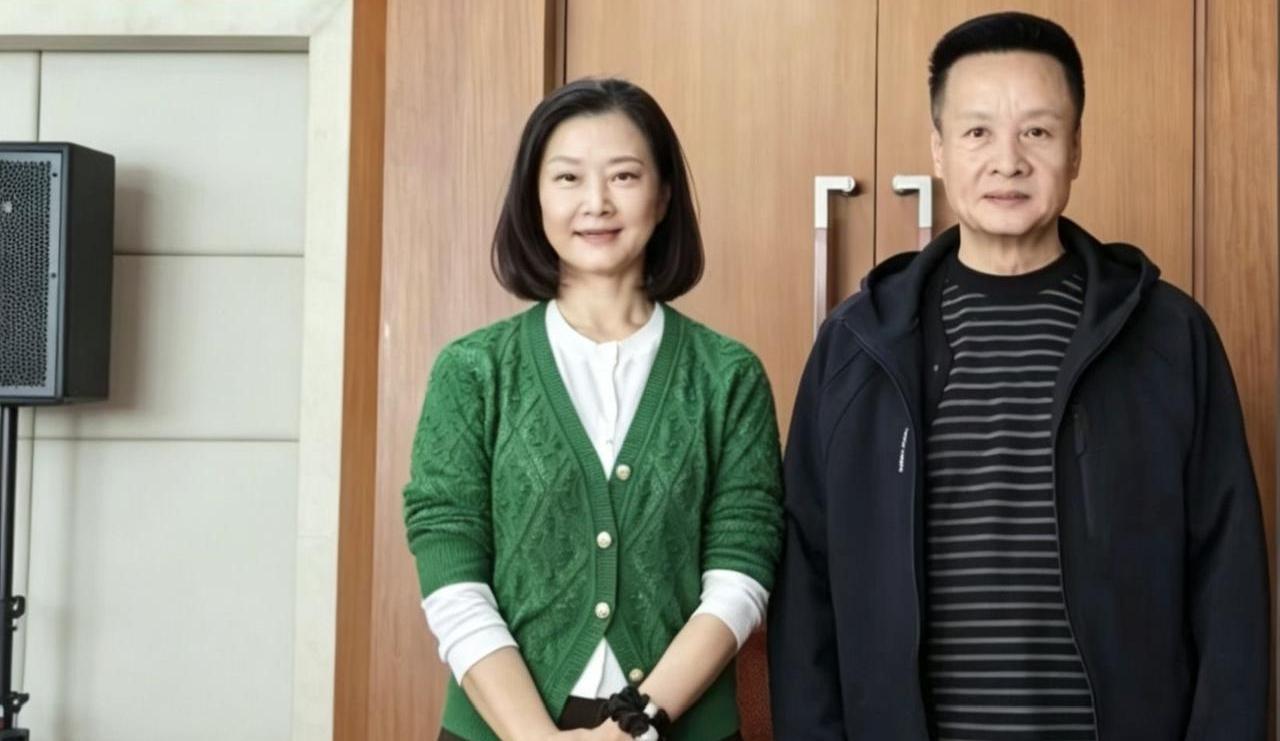 宋祖英近照曝光！昔日舞台上光芒四射的"辣妹子"，如今成了温婉慈祥的"奶奶"。岁月
