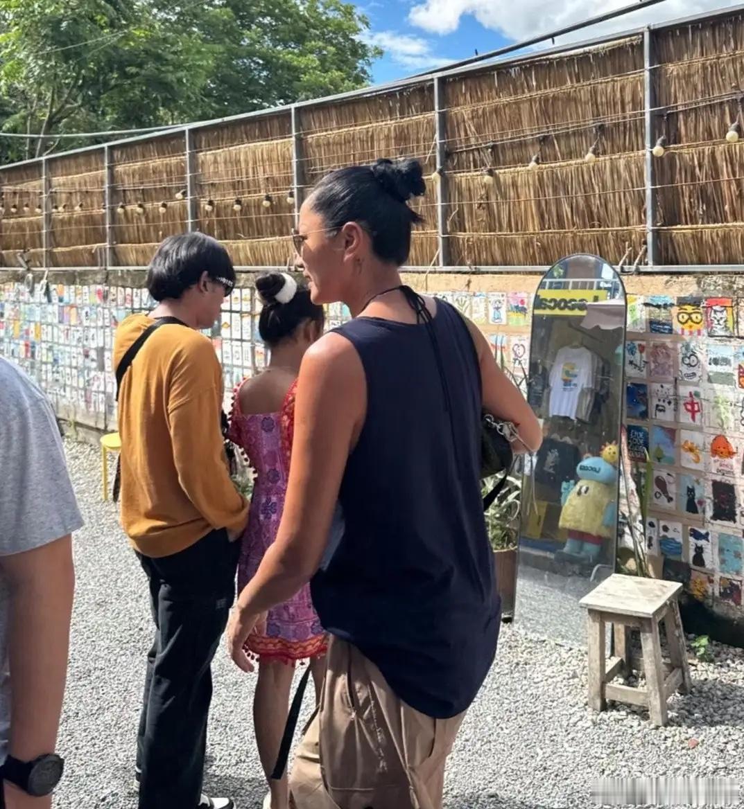 54岁瞿颖现身泰国清迈艺术村游玩被偶遇，她现实中真人身材又高又瘦，穿衣打扮休闲大