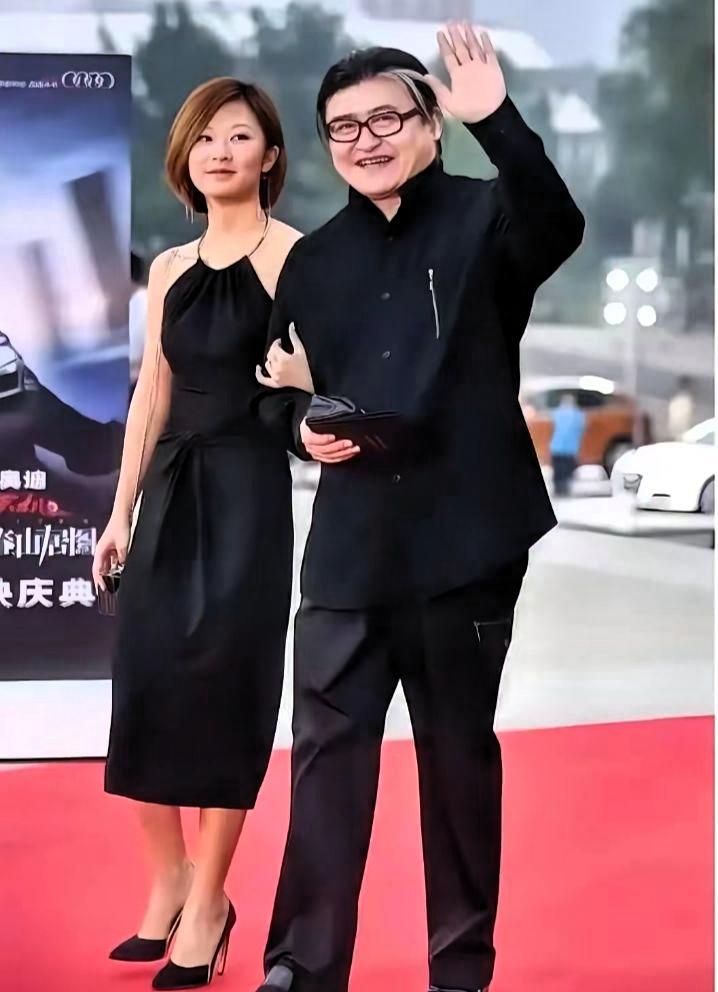 这对父女同框太难得了！这是早年刘欢带着女儿刘熠思走红毯留下的画面，女儿挽着