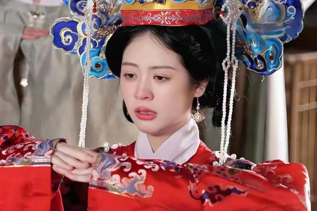 近日，知名演员翁虹为18岁的女儿隆重举办了一场温馨而庄重的中式成人礼，现场氛围令