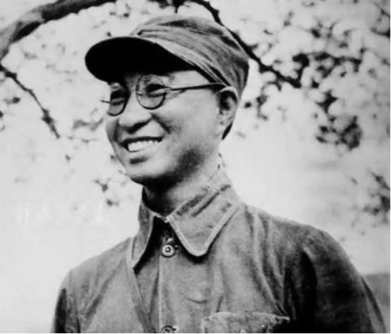 1947年，延安已不安全，毛主席调陈赓来保卫陕甘宁，陈赓却一句话不说，会上不表态