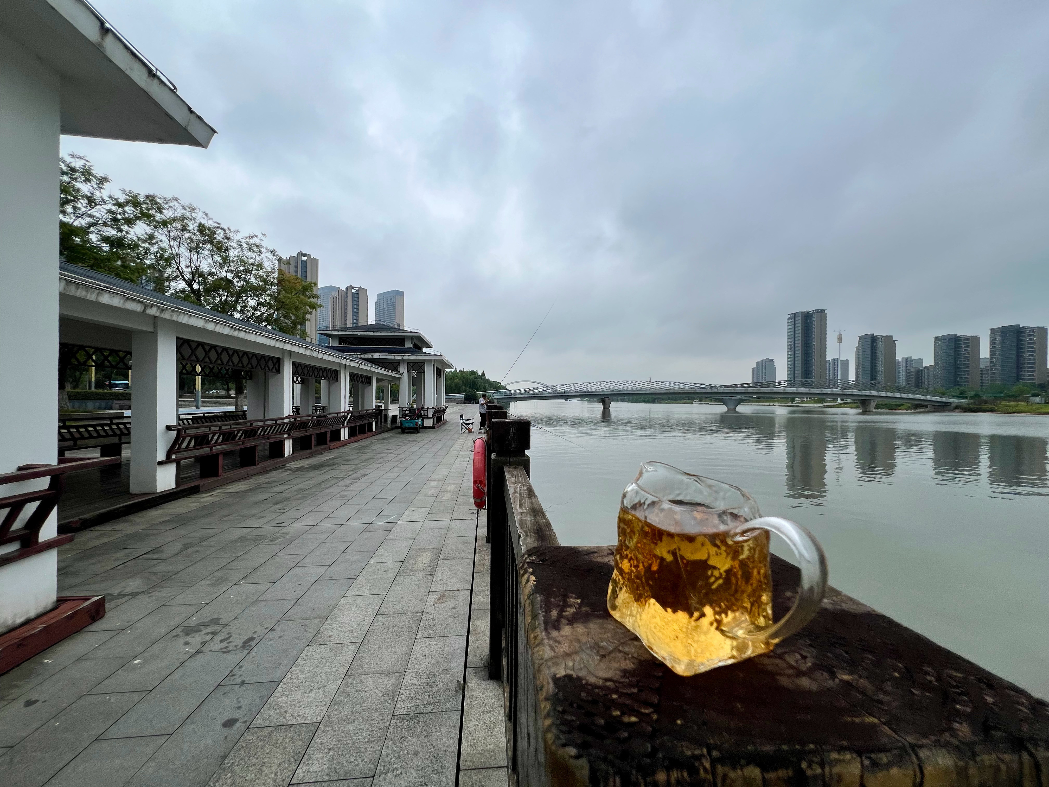 清早，在大溪河畔的景观长廊闲坐喝茶。忽然发现随身携带的公道杯出现裂纹了，又一件茶