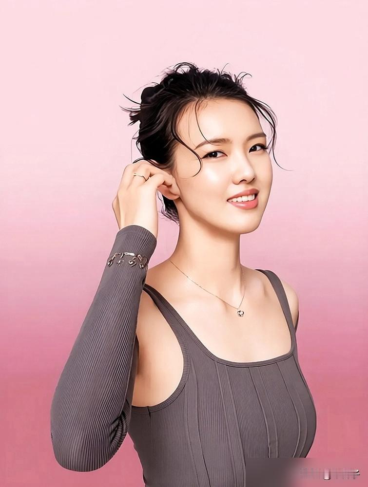 女排夺冠功臣，被一张照片打上了低俗标签。21岁的张常宁，上了《男人装》封面，